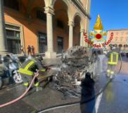 Intervento dei VVF sull'auto incendiata (Fonte foto Vigili del Fuoco)