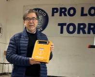 Il presidente della Pro Loco Roberto Pellegrini con il defibrillatore - fonte comunicato stampa