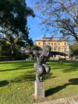 Due sculture di Marco Olivier in mostra nel giardino di Villa Vittoria, sede del Palazzo dei Congressi di Firenze