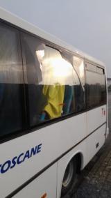 Il bus con il vetro rotto (Fonte foto Autolinee Toscane)