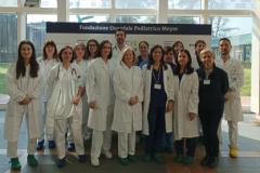 Il team delle Malattie Metaboliche del Meyer insieme a quello del Servizio Farmaceutico dell’ospedale (Fonte foto Meyer)