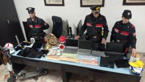 Trovati droga, soldi e materiale vario di dubbia provenienza (Fonte foto Carabinieri)