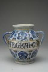 Orciolo con scritta “Infrigidante Generali (unguento rinfrescante). Decoro a “palmetta persiana”, 1540–1560. Museo della ceramica (Fonte foto Comune di Montelupo Fiorentino)