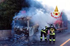 VVF in intervento sull'A1 per incendio mezzo pesante (Fonte foto Vigili del Fuoco)