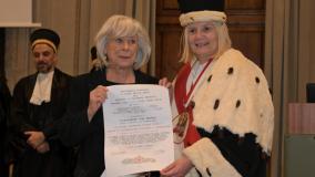 Margarethe von Trotta riceve diploma da Alessandra Petrucci (fonte foto comunicato stampa)