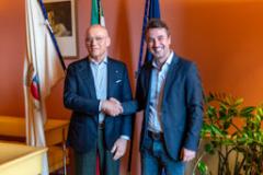 Il sindco Falchi con Faggi Enrico (Fonte foto comunicato Comune di Sesto Fiorentino)