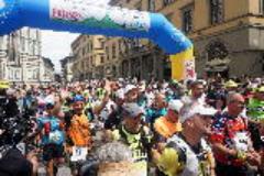 La partenza da Piazza Duomo a Firenze