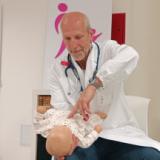 Il dottor Pier Luigi Vasarri, direttore Pediatria e Neonatologia ospedale di Prato , mentre compie una simulazione  (Fonte foto Ausl Toscana Centro)