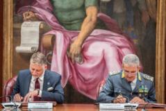 Un momento della firma (Fonte foto sala stampa Guardia di Finanza)