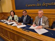 Da sinistra: Valentina Borgogni, presidente Associazione Gabriele Borgogni ETS; Daniele Silvetti, vicepresidente vicario ANCI; Andrea Vannucchi presidente Unasca (fonte foto comunicato stampa)