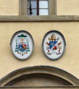Gli stemmi di Papa XIV e dell'Arcivescovo di Firenze, Mons. Gherrdo Gambelli, sulla facciata del palazzo vescovile (Fonte foto: comunicato stampa Opera di Santa Maria del Fiore)