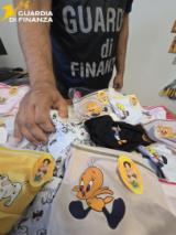Indumenti per bambini contraffatti (Fonte foto sala stampa Guardia di Finanza)