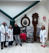 La drssa Bellini e il dott Bastiani con Nilo Capretti e a destra la dr.ssa Bartalucci (Fonte foto comunicato Ausl Toscana Centro)