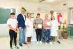 Foto di gruppo durante la consegna (Fonte foto Ausl Toscana Centro)