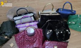 Borse contraffatte sequestrate (Foto da comunicato sala stampa Guardia di Finanza)