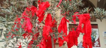 Drappi rossi lo scorso anno nel cortile delle medicherie a Santa Maria Nuova (Fonte foto Ausl Toscana Centro)