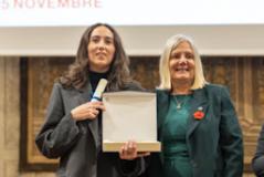 La vincitrice del concorso Matilde Mortelli con la rettrice Alessandra Petrucci (Fonte foto Università degli Studi di FIrenze)