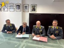 La sottoscrizione del memorandum (Fonte foto sala stampa Guardia di Finanza)
