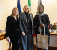 Nella foto, da sinistra: la delegata Maria Paola Monaco, la rettrice Alessandra Petrucci e la studentessa 