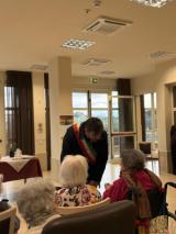 Il sindaco Roberto Ciappi festeggia con gli ultranovantenni della Rsa Villa San Martino (Fonte foto Comune di San Casciano in Val di Pesa)