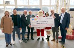 dx: Laura Cozzi Frediani, Giancarlo La Marca, Lorenzo Pescini, Emanuele Gori, Babbo e Mamma Natale, Guido De Barros, Eugenio Giani