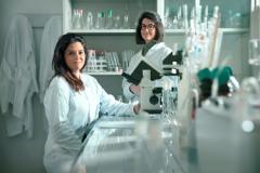 Studentesse in laboratorio (foto Unifi)