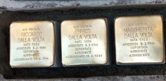 Nella foto allegata, le pietre d'inciampo in via Leone X dedicate a Riccardo Dalla Volta e ai figli Enrico e Margherita