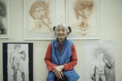 Mei Suk Leung con i suoi disegni (Fonte foto Il Girasole)