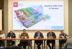 Il presidente Giani nel corso della conferenza stampa a Palazzo Strozzi Sacrati con Casagli e Sulli (a destra) e Massini (a sinistra) (fonte foto comunicato stampa)