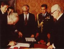 Giovanni Spadolini durante la firma del giuramento come presidente del Consiglio nel 1981, dinanzi al presidente della Repubblica Sandro Pertini (Fonte foto comunicato Fondazione Spadolini)