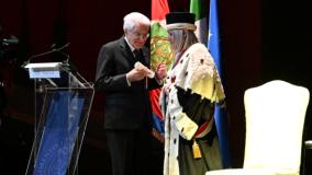 Il Presidente Sergio Mattarella riceve il diploma dalla rettrice (fonte foto comunicato stampa)