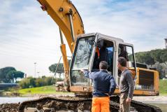 ecnici e operatori del Consorzio di Bonifica 3 Medio Valdarno a lavoro (Fonte foto comunicato Consorzio di Bonifica Medio Valdarno)