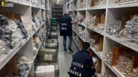Un momento del sequestro (Fonte foto sala stampa Guardia di Finanza)