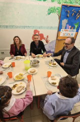  Il sindaco, l’assessore all’istruzione e la dirigente scolastica a pranzo con alunni e studenti di tre scuole del territorio (Fonte foto Comune di Lastra a Signa)