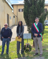 Il sindaco Roberto Ciappi e la vicepresidente della Regione Mia Diop hanno guidato un corteo in ricordo di Peppino Impastato e Aldo Moro (Fonte foto comunicato Comune di San Casciano in Val di Pesa)