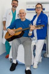 il cantautore Piero Garbin con il dottor Baldi e la coord inf. Brasolin