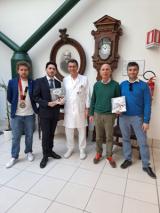 Donazione dei volumi nella sala dell'orologio al San Giuseppe di Empoli con i rappresentanti di Round Table 76, il professor Bernardini e dottor Carello (Fonte foto Ausl Toscana Centro)