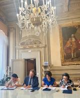 Un momento della firma dell&rsquo;accordo