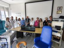Foto di gruppo con le attrezzature donate dall&rsquo;associazione