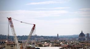 La gigantesca gru di 1.600 tonnellate, alta 70 metri, che è stata montata sul lato via degli Artisti, sostituirà lo storico cavalcaferrovia (foto Antonello Serino)