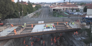 completato nella notte il varo del nuovo cavalcaferrovia stradale 'Ponte al Pino' (Frame video di Servino Domenico © Archivio Multimediale FS)