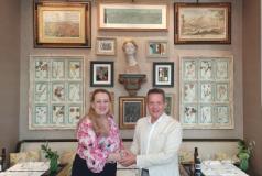 Barbara Gonella e Matteo Gentile Direttore dell'Hotel Savoy (Fonte foto comunicato stampa Aisla Firenze)