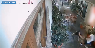 Frame da video (telecamera) del momento della rapina - Fonte comunicato Polizia di Stato