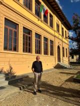 il sindaco Paolo Sottani davanti alla scuola primaria Giuliotti