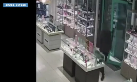 Un momento della rapina (frame Polizia di Stato)