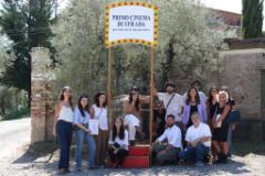 foto di gruppo al cospetto dell&rsquo;opera