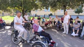una veloplus con a bordo una delle persone anziane