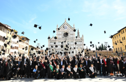 Cerimonia dottori di ricerca 2026 - Lancio del tocco (Fonte foto comunicato stampa Università degli Studi di Firenze)