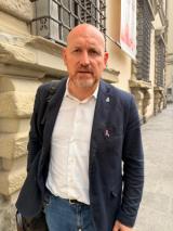 Il sindaco barracelli con la spalletta nastro rosa (Fonte foto comunicato Comune di Barberino Tavarnelle)