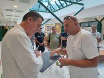 Donazione della maglietta celebrativa (Fonte foto comunicato Ausl Toscana Centro)